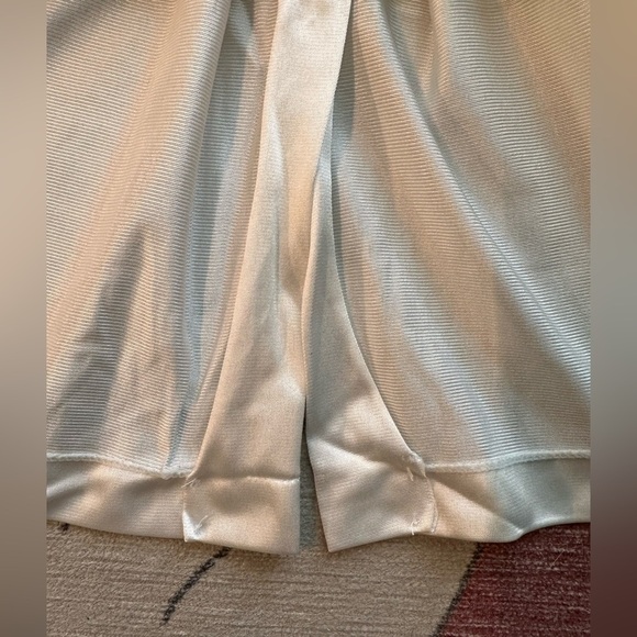 Vintage Vanity Fair White w/ Colorful Flower Lace Details Sleep shirt. Size Med - Picture 9 of 9